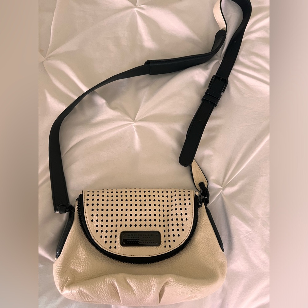 Marc Jacobs Elegant Cream Crossbody Bag
